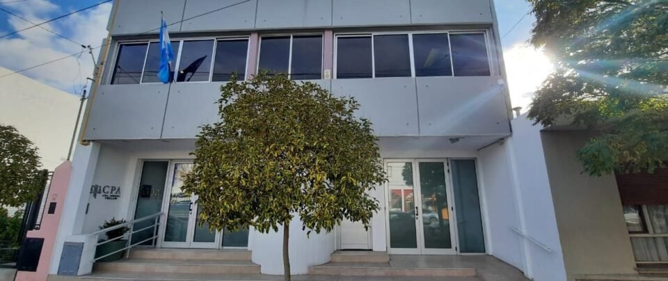 la fiscalía concretó este martes, la entrega de la llave de la casa de ana calfín a su familia. (1)