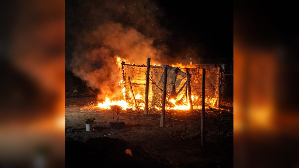 Incendio en Chacra 8 de Rawson: destruyó por completo una estructura precaria