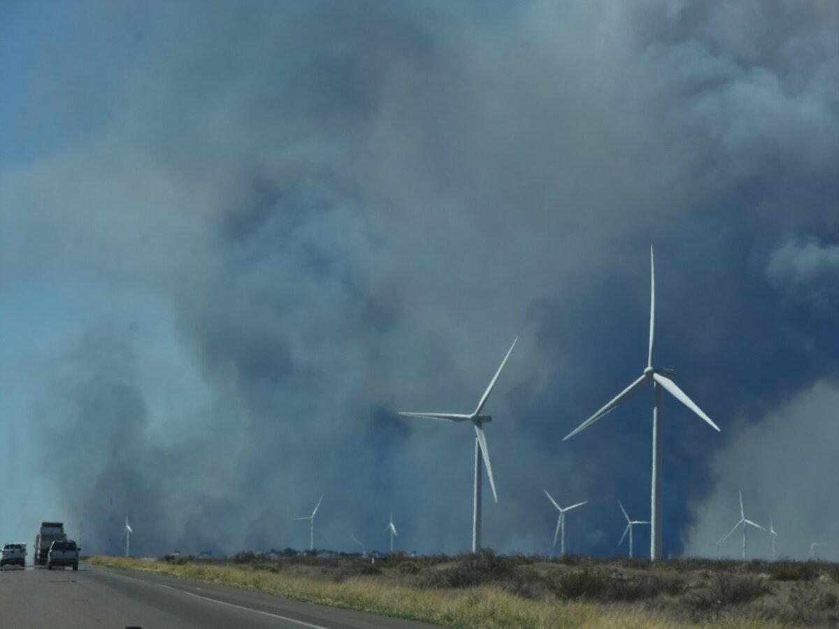 Incendio en Ruta 3 entre Puerto Madryn y Trelew: focos activos y tránsito asistido en Bajo Simpson