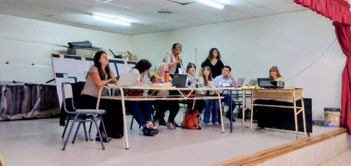 Titularización docente bajo reclamo: gremios pidieron suspender el acto