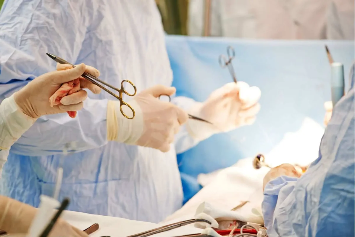 Cirujanos suspendieron cirugías programadas por falta de pago y reclaman un 30% de aumento salarial