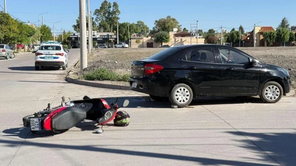 Trelew: una motociclista fue hospitalizada tras chocar con un auto en Mitre y El Carmen