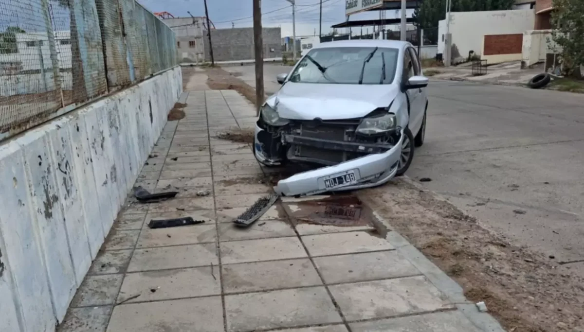 Conductor presuntamente borracho chocó contra el paredón de una escuela en Trelew y abandonó el auto