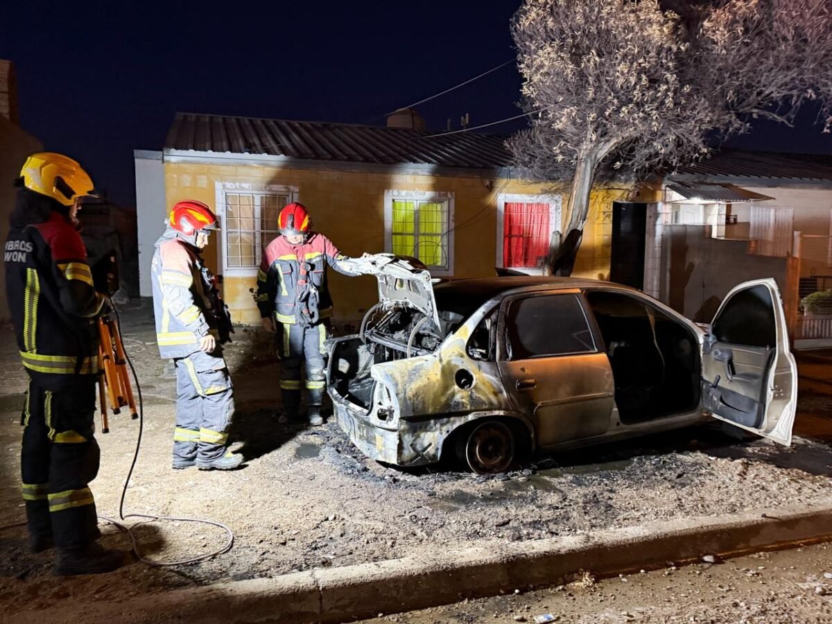 Trelew: Bomberos intervienen en dos incendios de autos con pocos minutos de diferencia