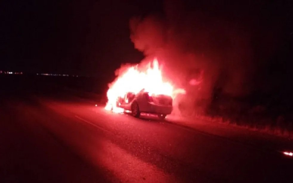 ¿Qué pasó en el Acceso Norte? Las imágenes del auto que se prendió fuego esta mañana