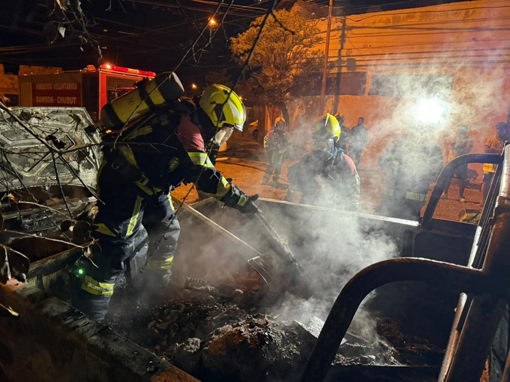 Rawson: Dos dotaciones de bomberos apagaron un incendio de vehículos
