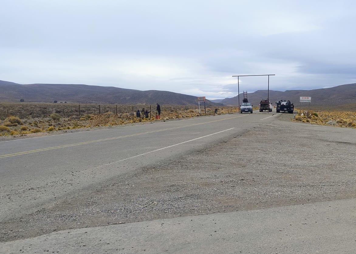 Denuncian que un privado se estaría apropiando de un tramo de la Ruta 12 en Chubut y colocó una portada de ingreso
