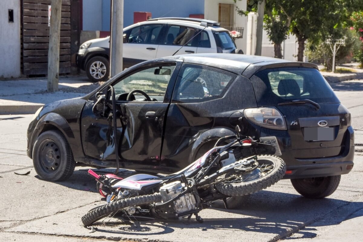 Otro choque en Trelew: una moto embistió a un auto con una madre y sus hijos