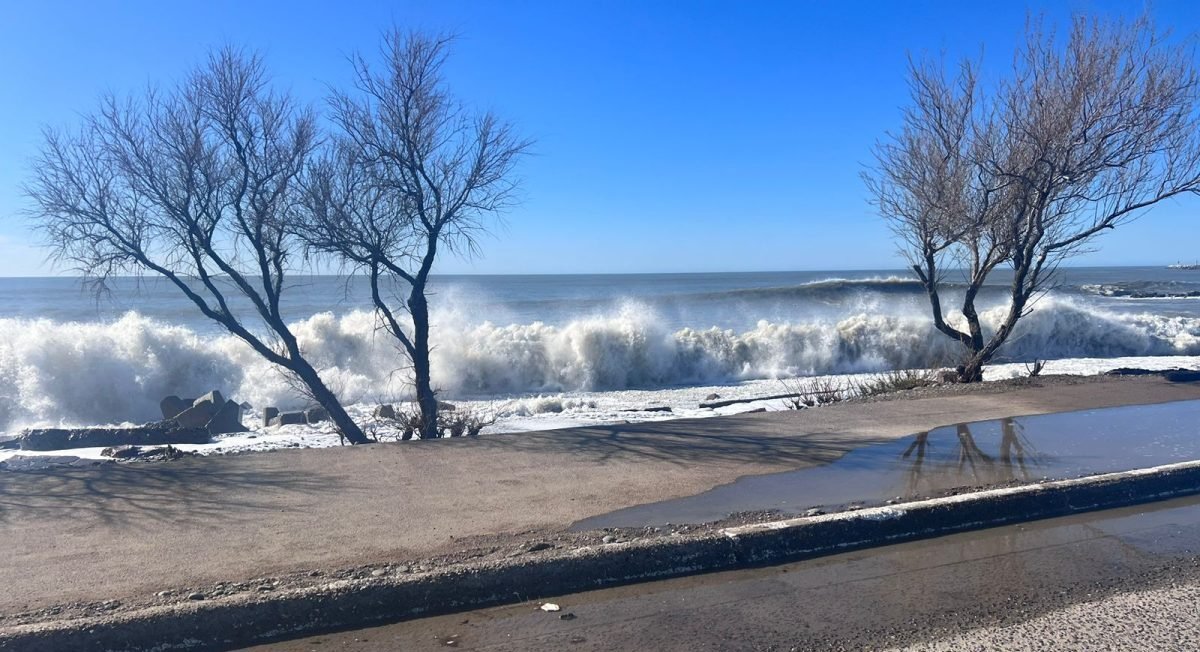 Playa Unión cierra la temporada con bandera roja y prohíben el ingreso al mar por fuertes condiciones